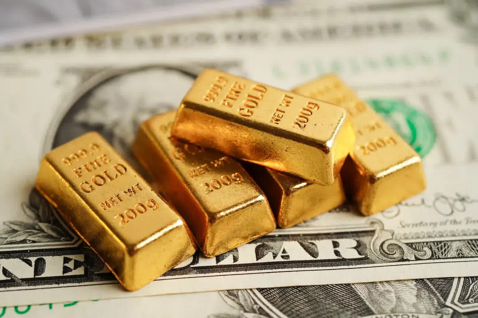 Gold prices steady amid thin year-end trading